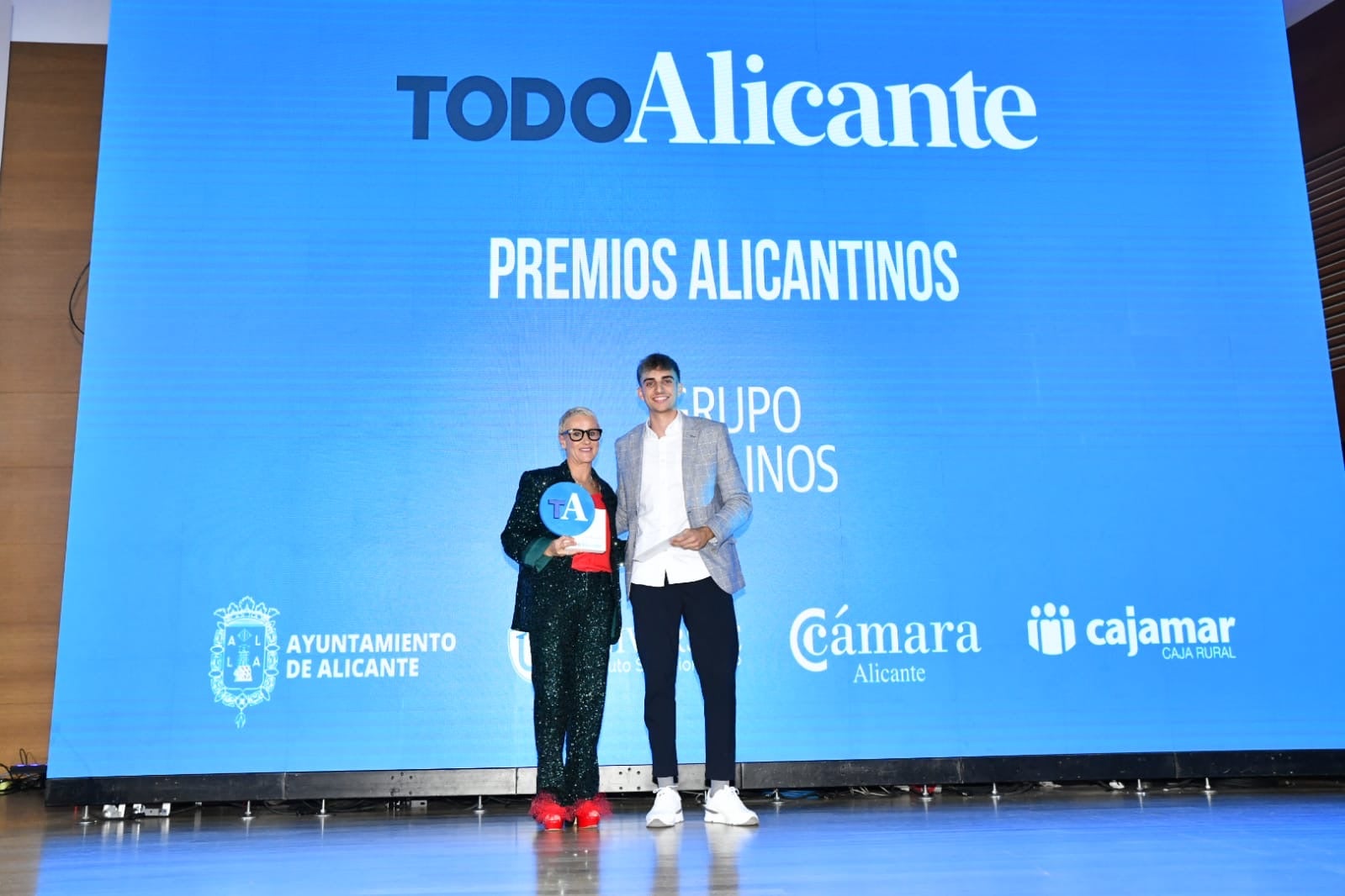 Rosana Perán, vicepresidenta del Grupo Pikolinos, recibe el premio de manos del periodista de TodoAlicante Óscar Bartual.