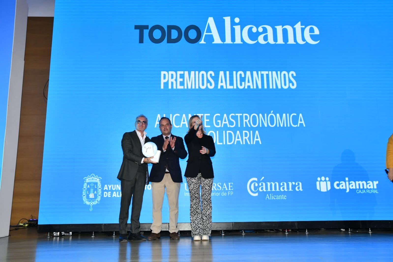 Jesús Navarro y Gema Amor, presidente y coordinadora de Alicante Gastronómica Solidaria, junto a Carlos Baño, presidente de la Cámara de Comercio de Alicante.