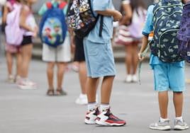 Alumnos de primaria a las puertas de un centro educativo.