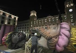 Primeras piezas del Belén gigante en la plaza del Ayuntamiento.