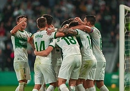 Celebración de un gol del Elche en el Martínez Valero