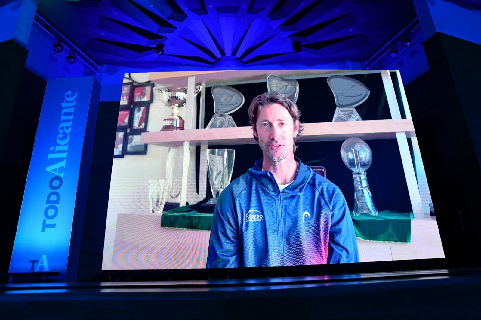 Juan Carlos Ferrero intervinó en la gala a través de la pantalla para agradecer el premio.