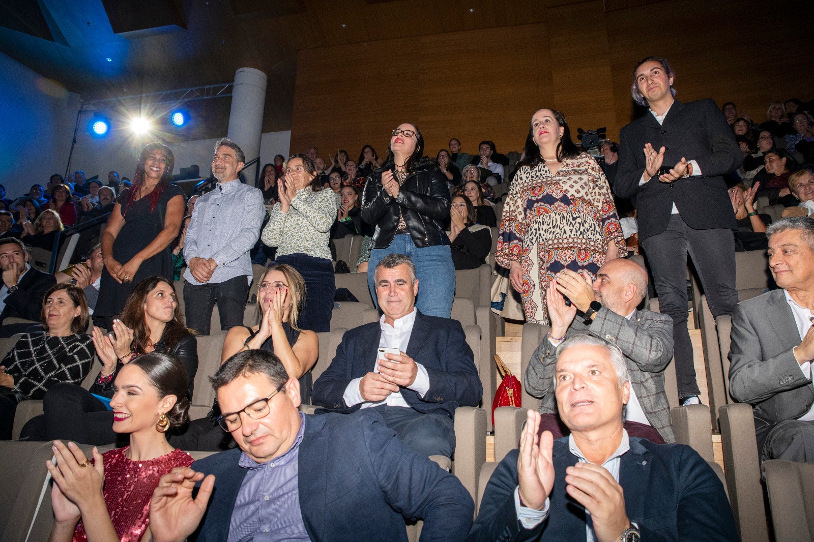 Voluntarios de Alicante Gastronómica Solidaria en las butacas del ADDA.