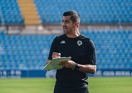 Rubén Torrecilla, técnico del Hércules, durante un entrenamiento