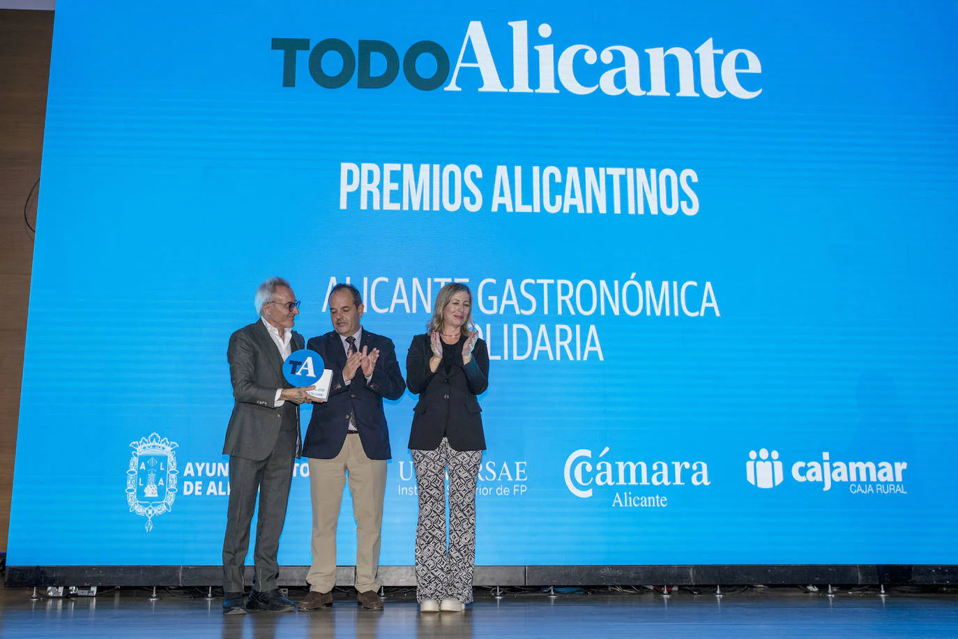 Jesús Navarro, Carlos Baño y Gema Amor, recogiendo el premio Alicantinos 2023.