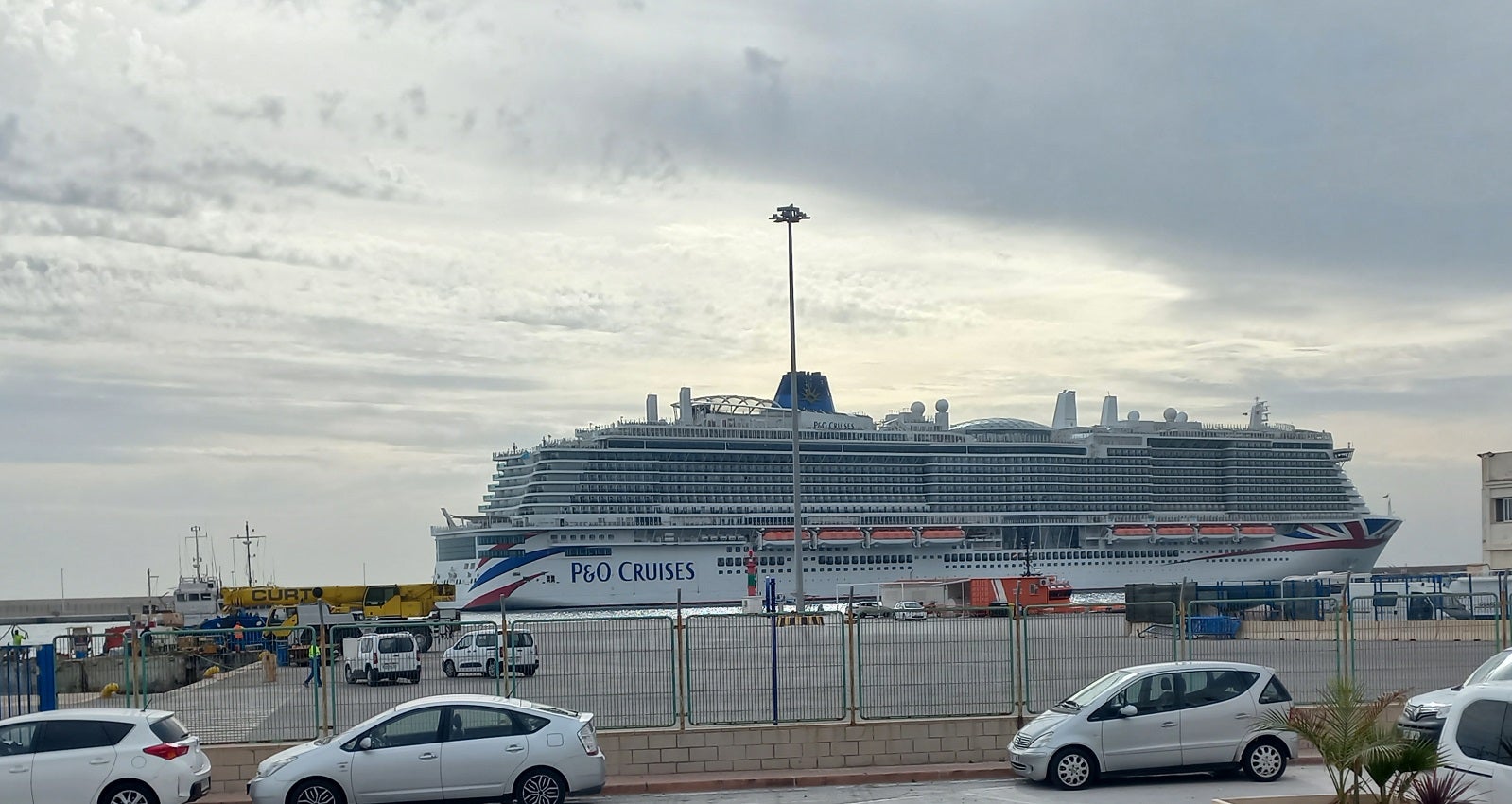 El crucero británico se ha convertido en el último en hacer escala en Alicante este año.