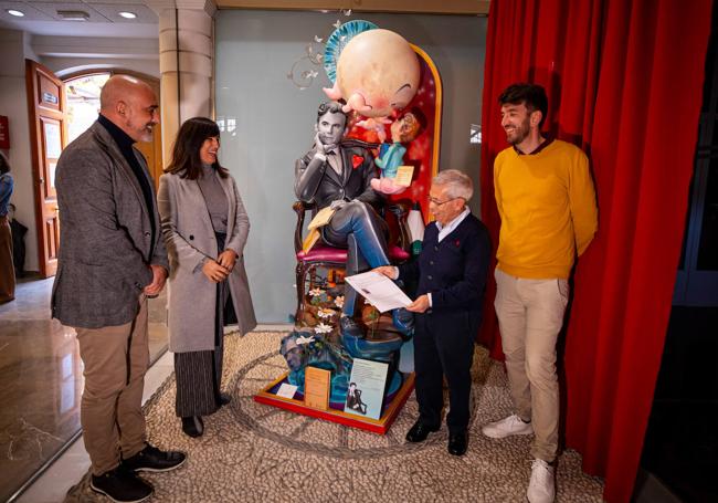 El alcalde de Fuente Vaqueros, José Manuel Molino, la diputada de Cultura y Educación, Pilar Caracuel, el presidente de Sèneca-Autobusos y el autor del ninot de Lorca.