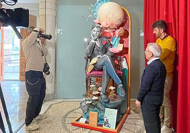 Pepe Marín, compañero de IDEAL, fotografía la donación del ninot de Sèneca-Autobusos.