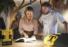 La consellera de Turismo, Nuria Montes, entrega la T de Oro de 'Tapas Magazine' al chef alicantino Pablo Montoro.