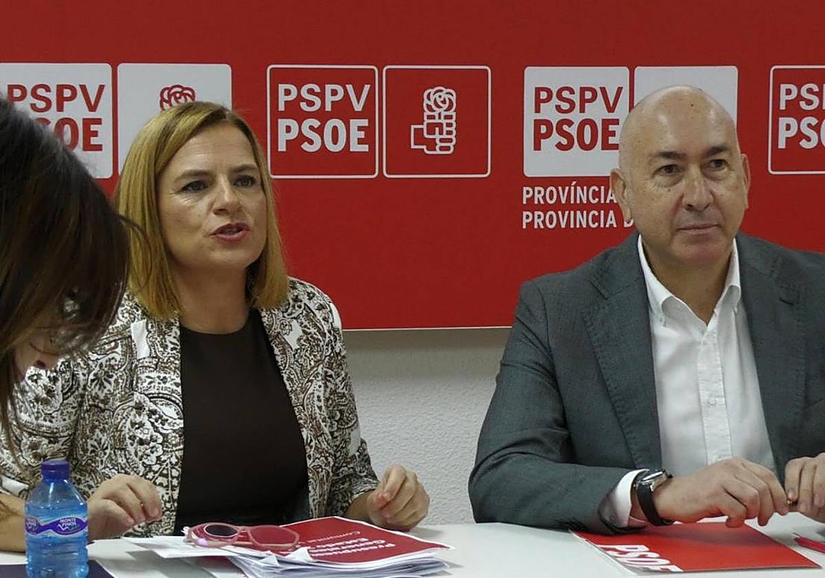 La vicesecretaria general del PSPV, Pilar Bernabé, y el secretario general socialista alicantino, Alejandro Soler.