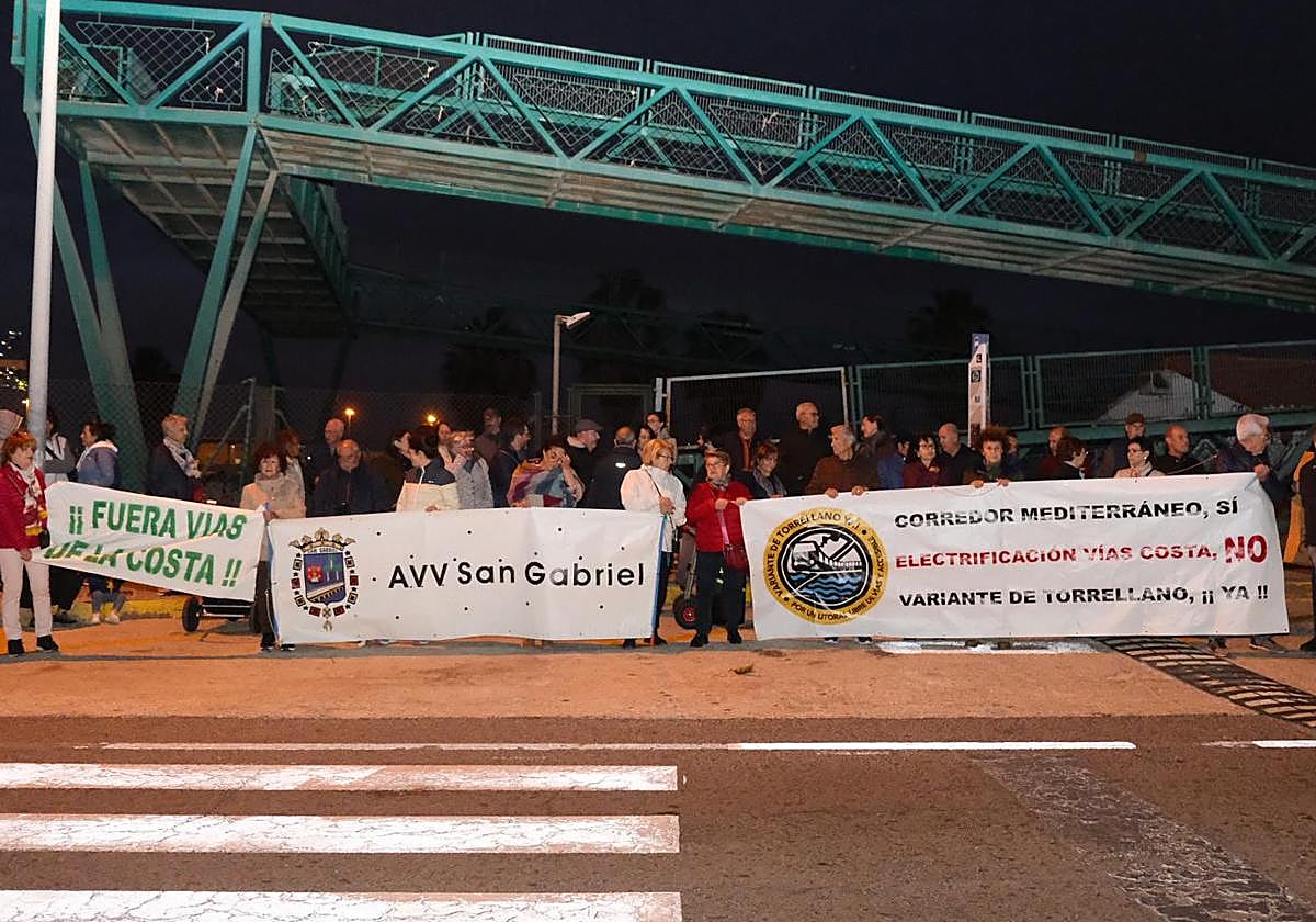 Concentración vecinal por la retirada de las vías de la costa y contra la electrificación.