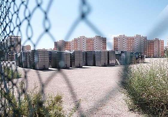 El Ayuntamiento apila en el solar del Pau 5 los nuevos contenedores de basura.