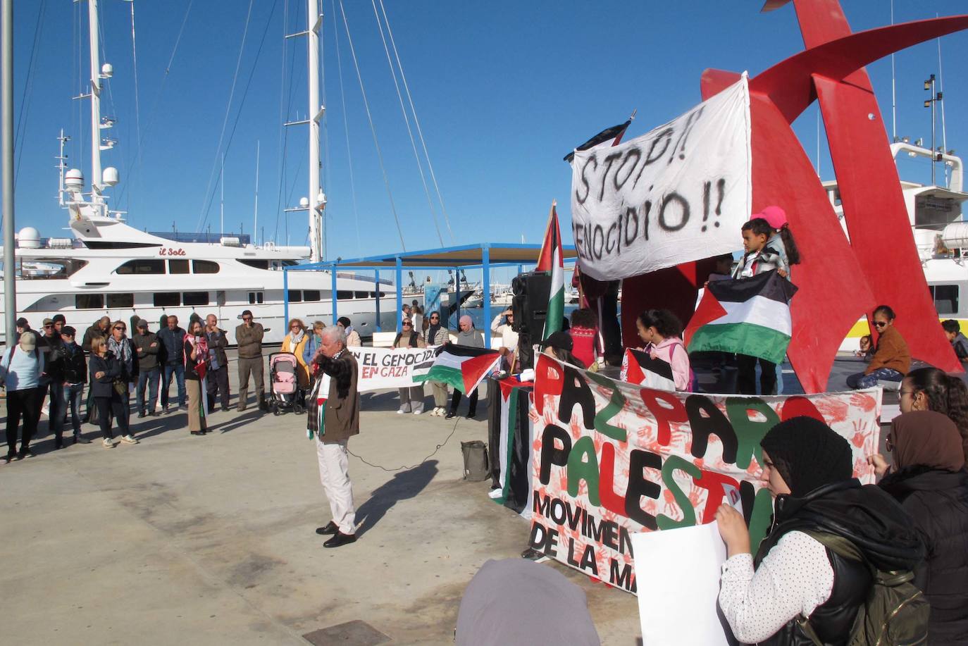 Más de 120 personas se concentran en Dénia en apoyo a Palestina