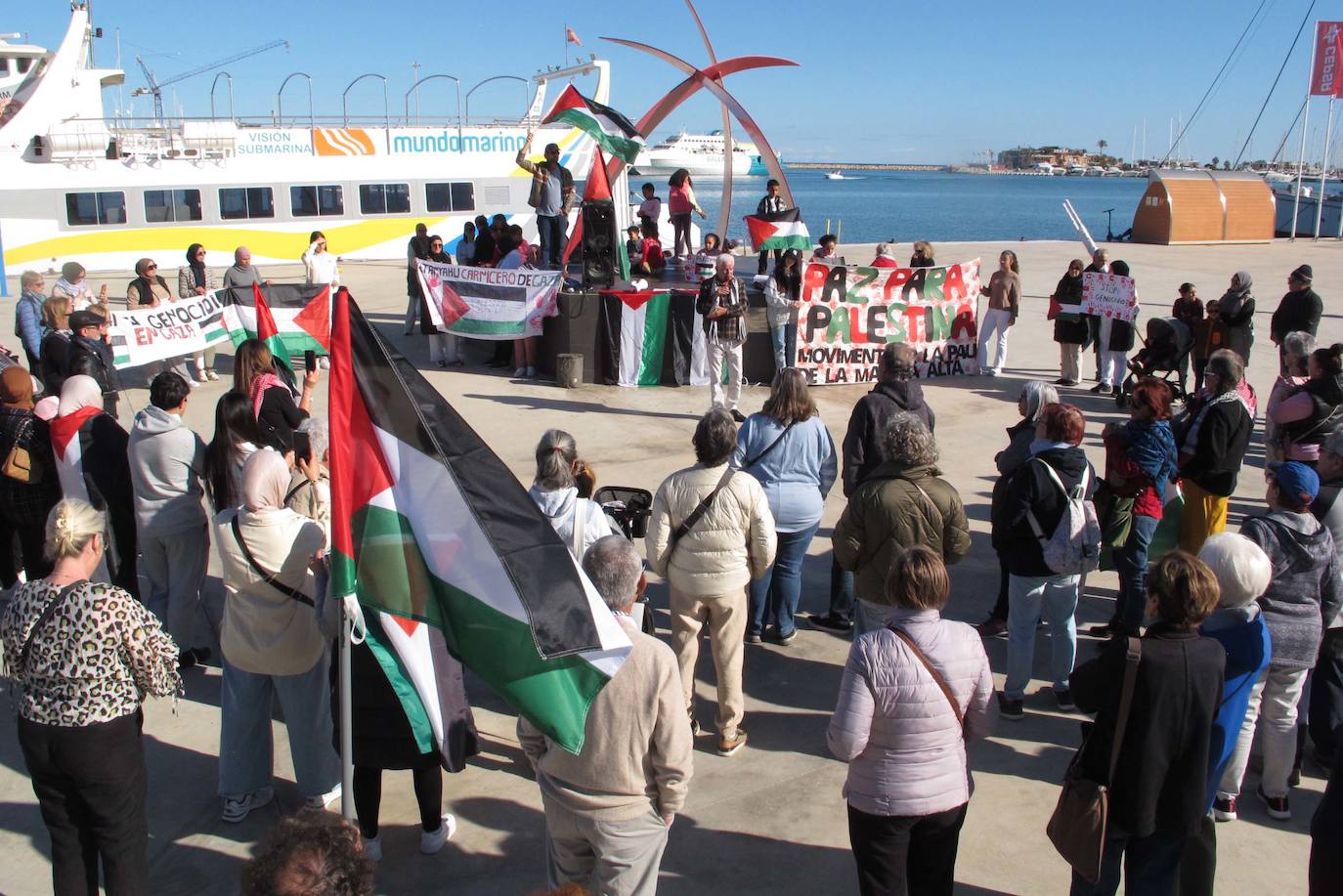 Más de 120 personas se concentran en Dénia en apoyo a Palestina