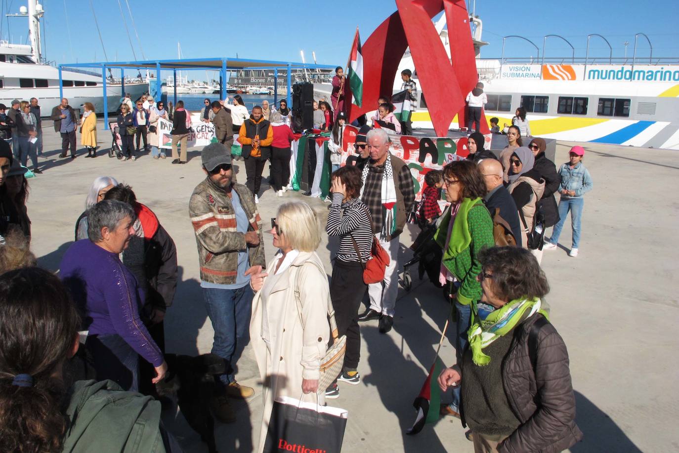 Más de 120 personas se concentran en Dénia en apoyo a Palestina