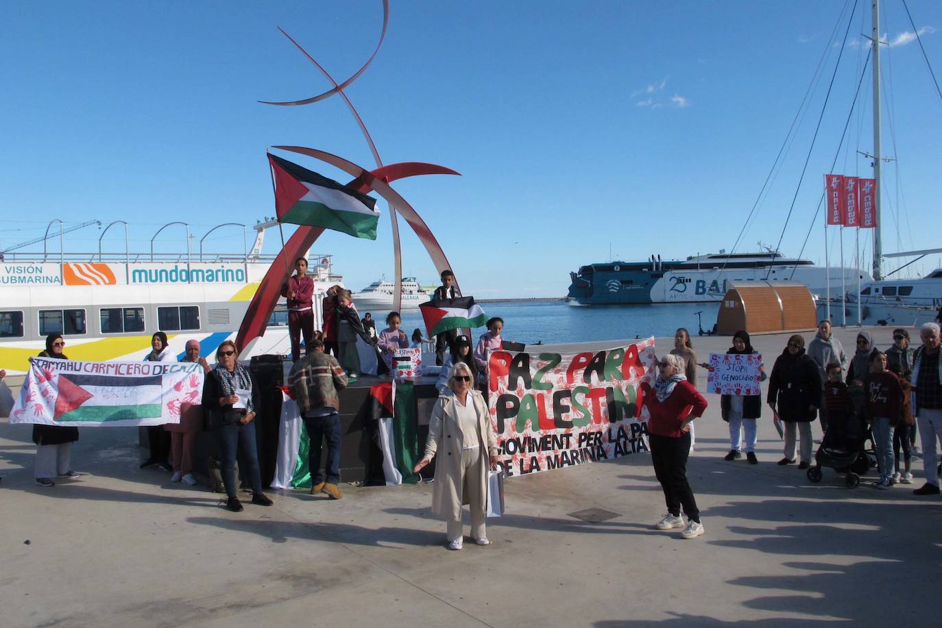 Más de 120 personas se concentran en Dénia en apoyo a Palestina