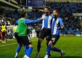Josema y Samu Vázquez celebran el gol de la victoria con los suplentes.