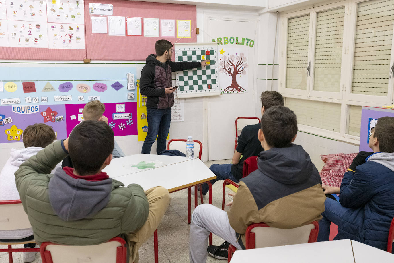 El móvil en las aulas de Alicante: debate entre la prohibición o una mayor autonomía para los centros