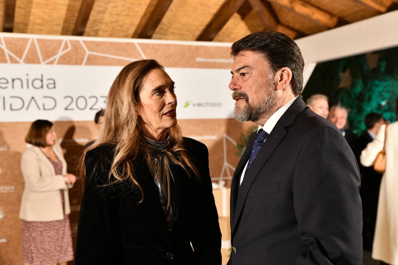 El cóctel solidario de Vectalia, en imágenes