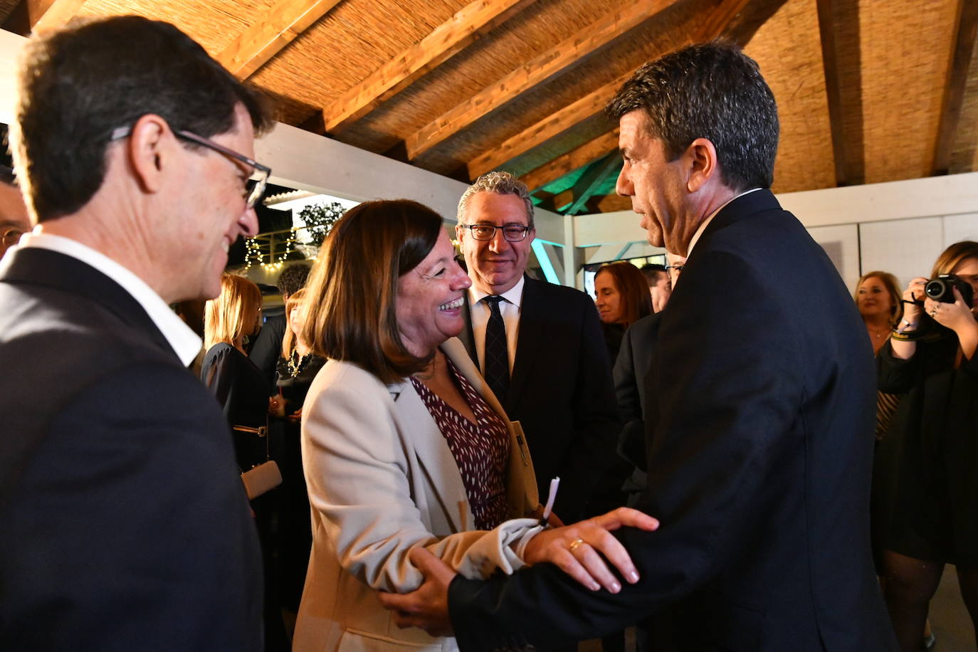 El cóctel solidario de Vectalia, en imágenes