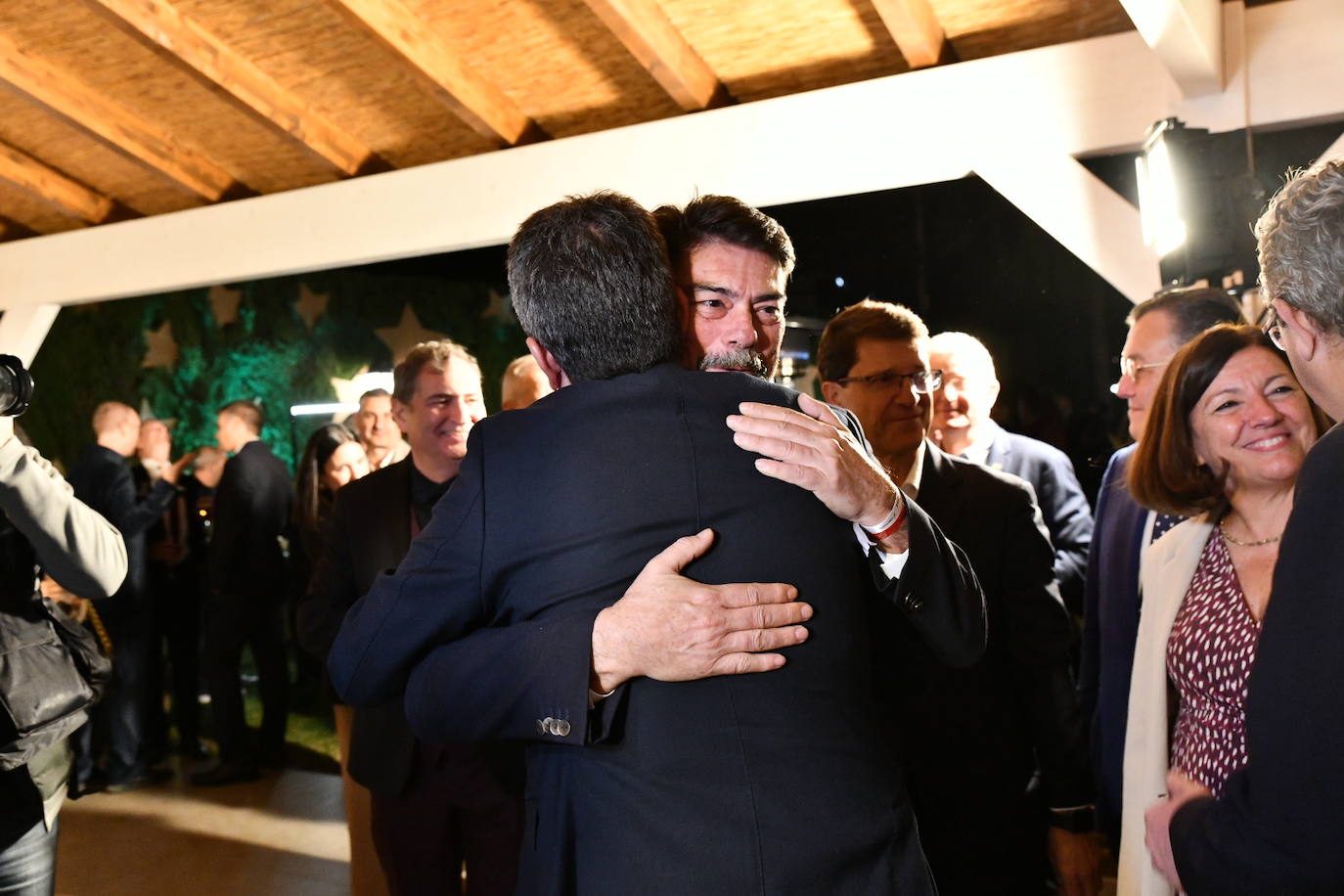 El cóctel solidario de Vectalia, en imágenes