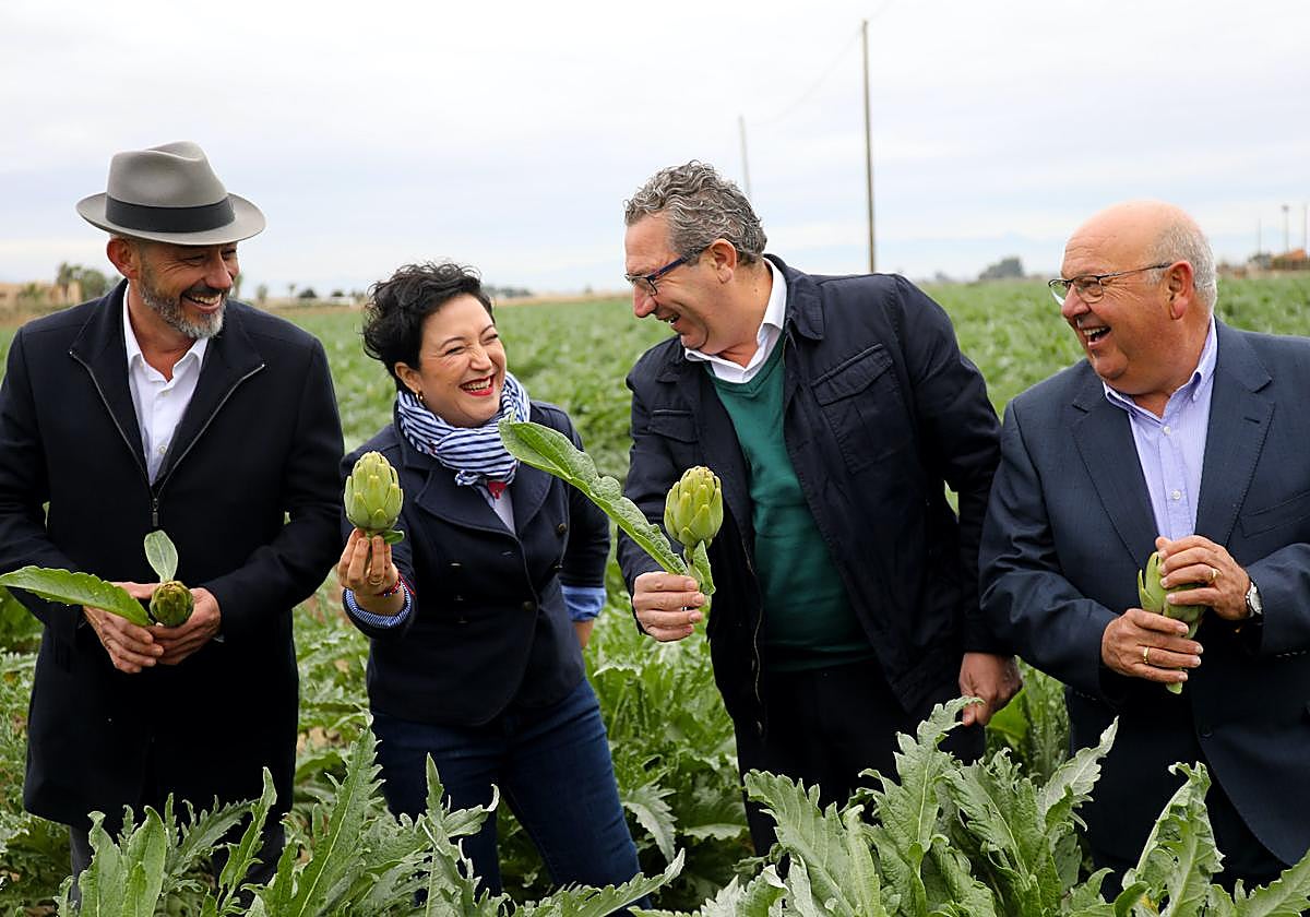 El alcalde de Daya Vieja, José Vicente Fernández; la chef Aurora Torres, el presidente de la Diputación de Alicante, Toni Pérez; y el presidente de Alcachofa Vega Baja, Antonio Ángel Hurtado, posan con el producto estrella en Daya Vieja.