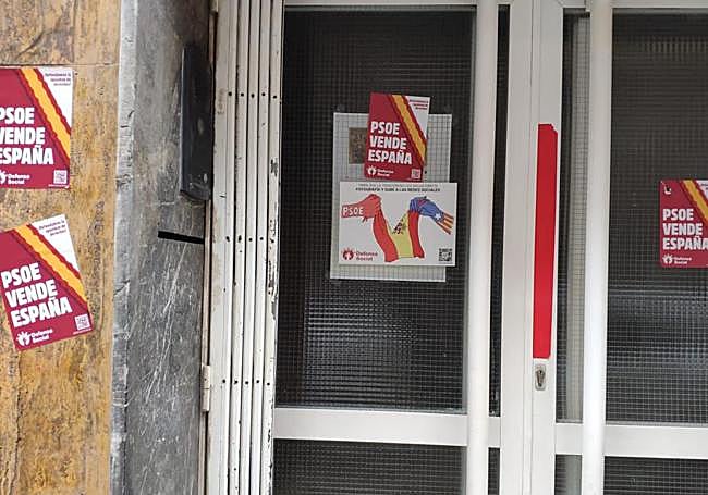 Carteles en la fachada de la sede del PSOE.