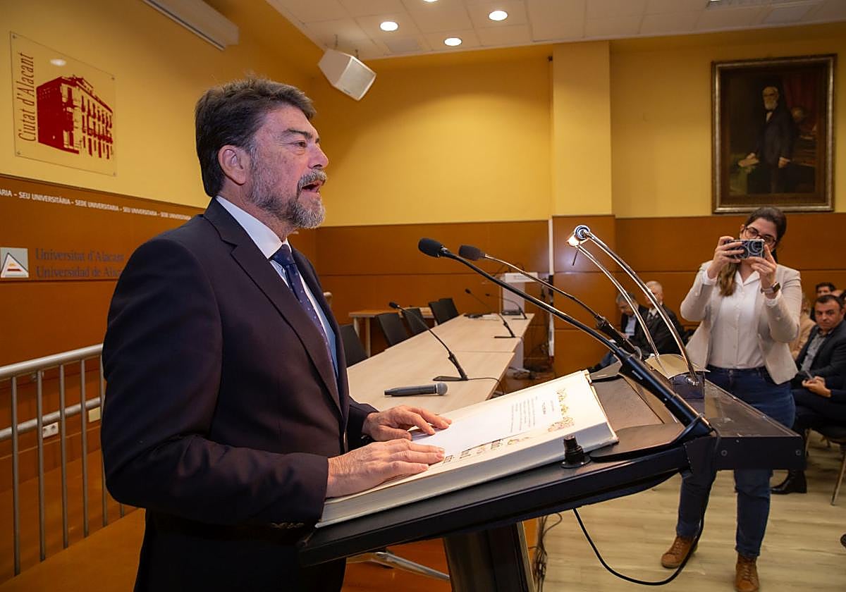 El alcalde Luis Barcala durante la lectura de la Constitución.