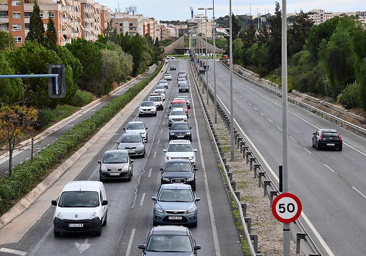 Atasco de vehículos en una de las entradas a la ciudad de Alicante.