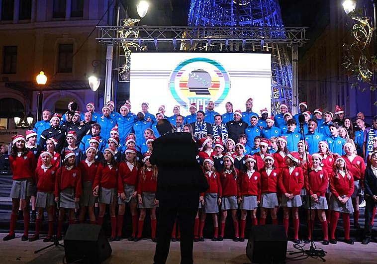 La plantilla del Hércules CF canta junto al coro del Colegio Inmaculada Jesuitas.