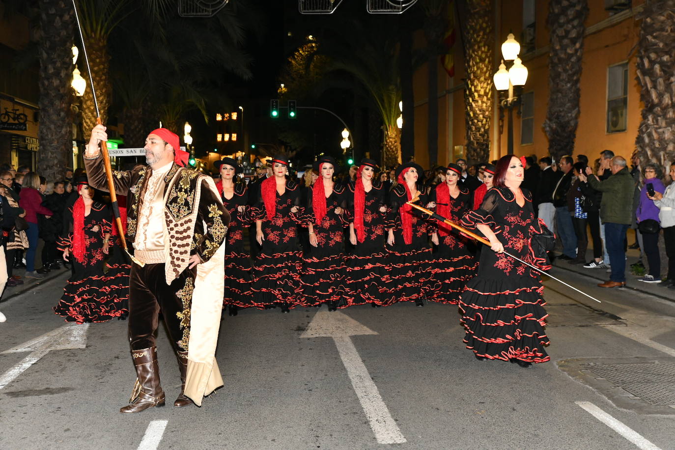 Las tropas moras y cristianas marchan por Alicante en honor al patrón San Nicolás