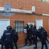 Entrada a la vivienda del clan familiar en Elche, en la operación 'Caníbal'.