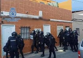 Entrada a la vivienda del clan familiar en Elche, en la operación 'Caníbal'.