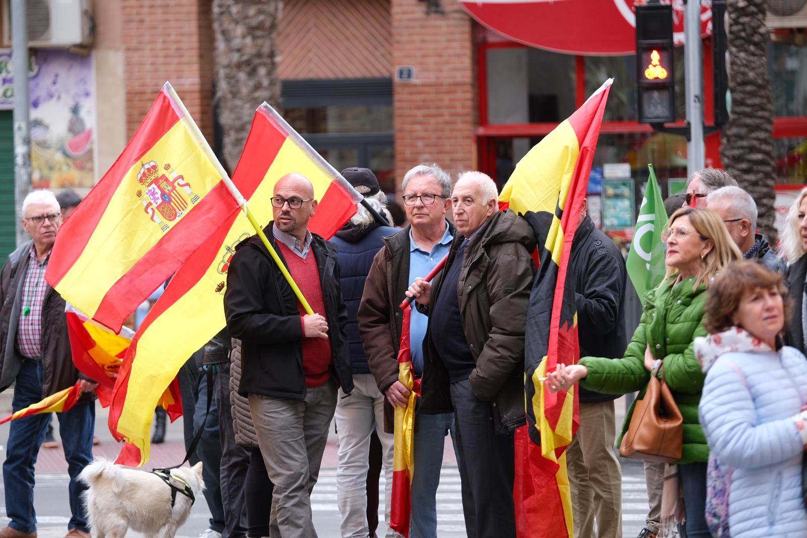 Fallida lectura de un manifiesto de Vox frente a la sede del PSOE de Alicante