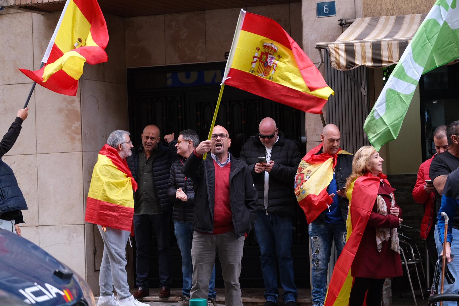 Fallida lectura de un manifiesto de Vox frente a la sede del PSOE de Alicante