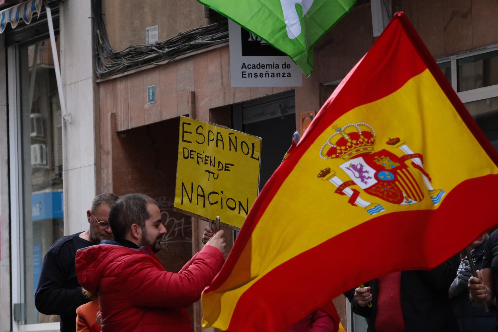 Fallida lectura de un manifiesto de Vox frente a la sede del PSOE de Alicante