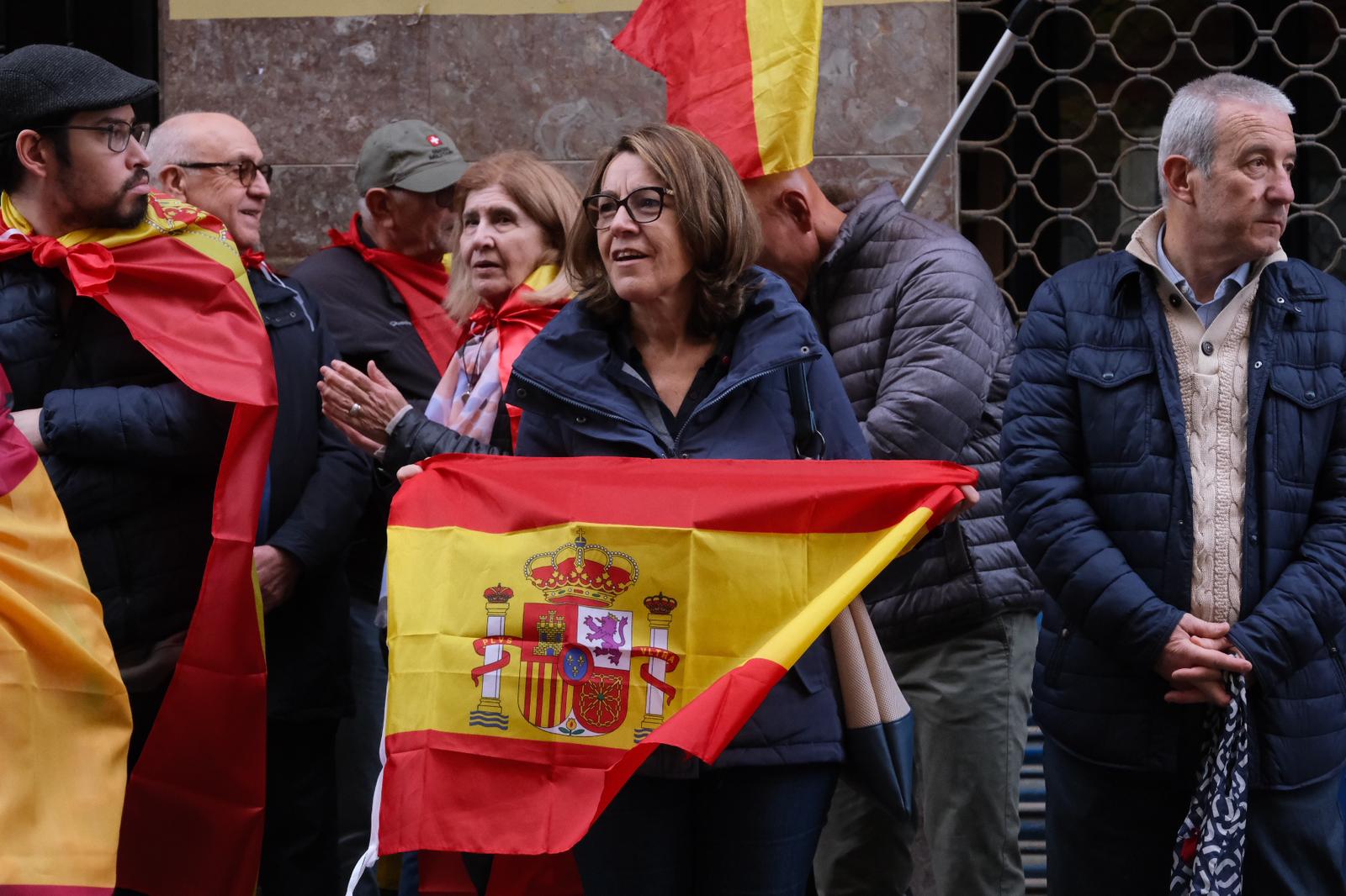 Fallida lectura de un manifiesto de Vox frente a la sede del PSOE de Alicante