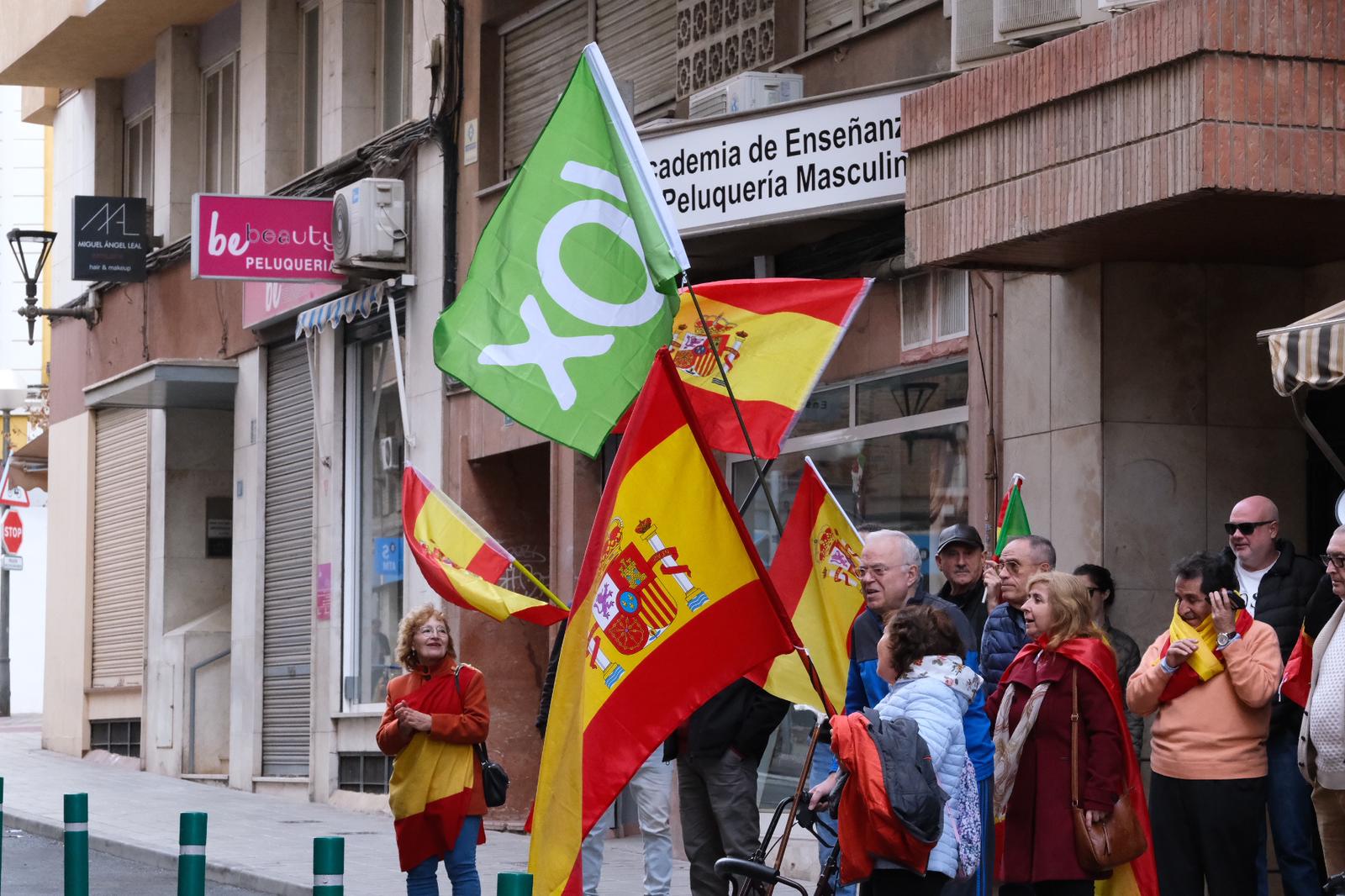Fallida lectura de un manifiesto de Vox frente a la sede del PSOE de Alicante
