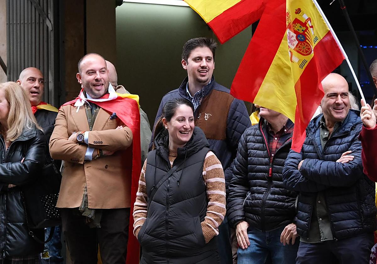 Fallida lectura de un manifiesto de Vox frente a la sede del PSOE de Alicante