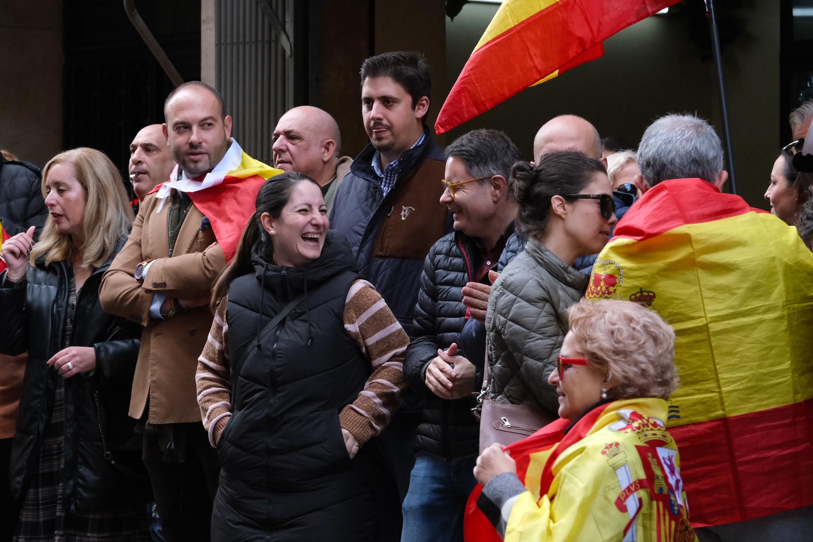 Fallida lectura de un manifiesto de Vox frente a la sede del PSOE de Alicante