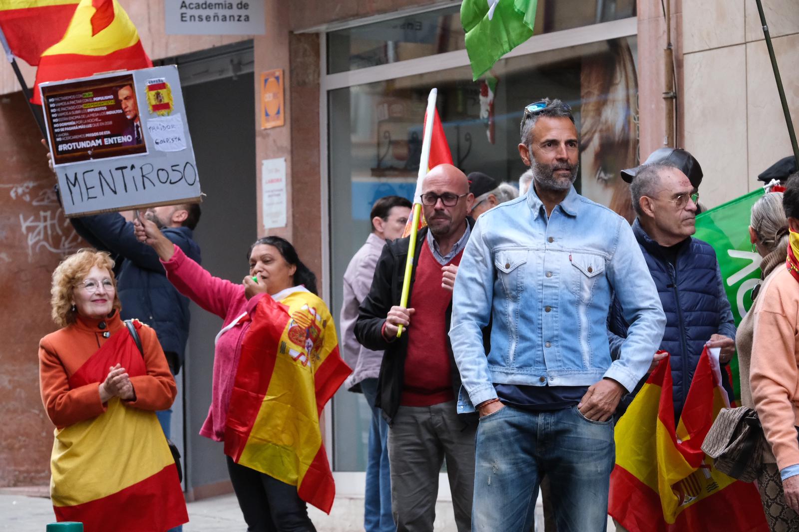 Fallida lectura de un manifiesto de Vox frente a la sede del PSOE de Alicante
