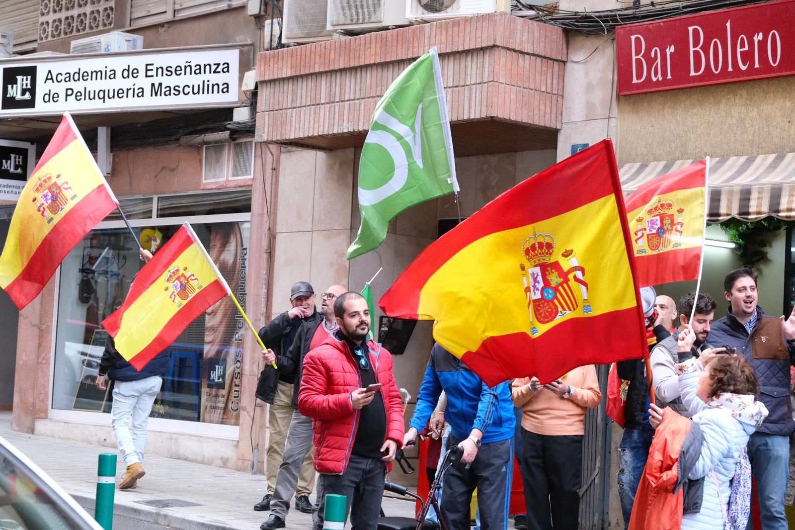 Fallida lectura de un manifiesto de Vox frente a la sede del PSOE de Alicante