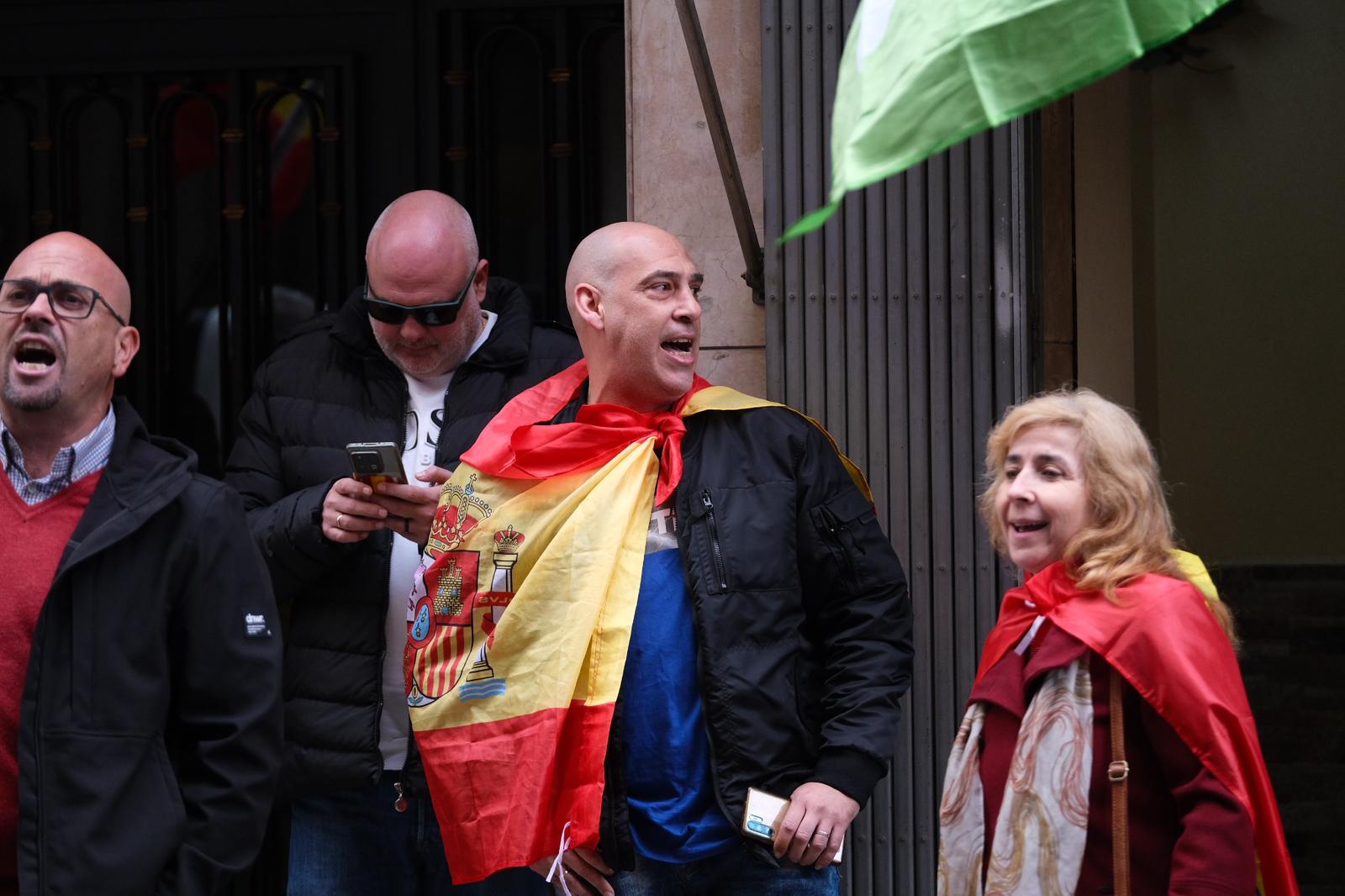 Fallida lectura de un manifiesto de Vox frente a la sede del PSOE de Alicante