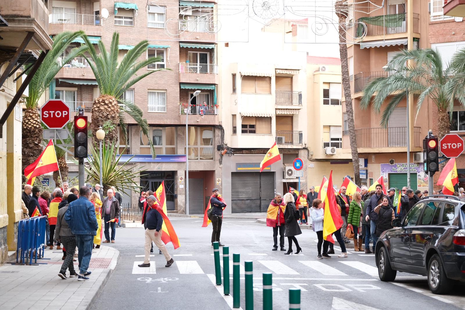 Fallida lectura de un manifiesto de Vox frente a la sede del PSOE de Alicante