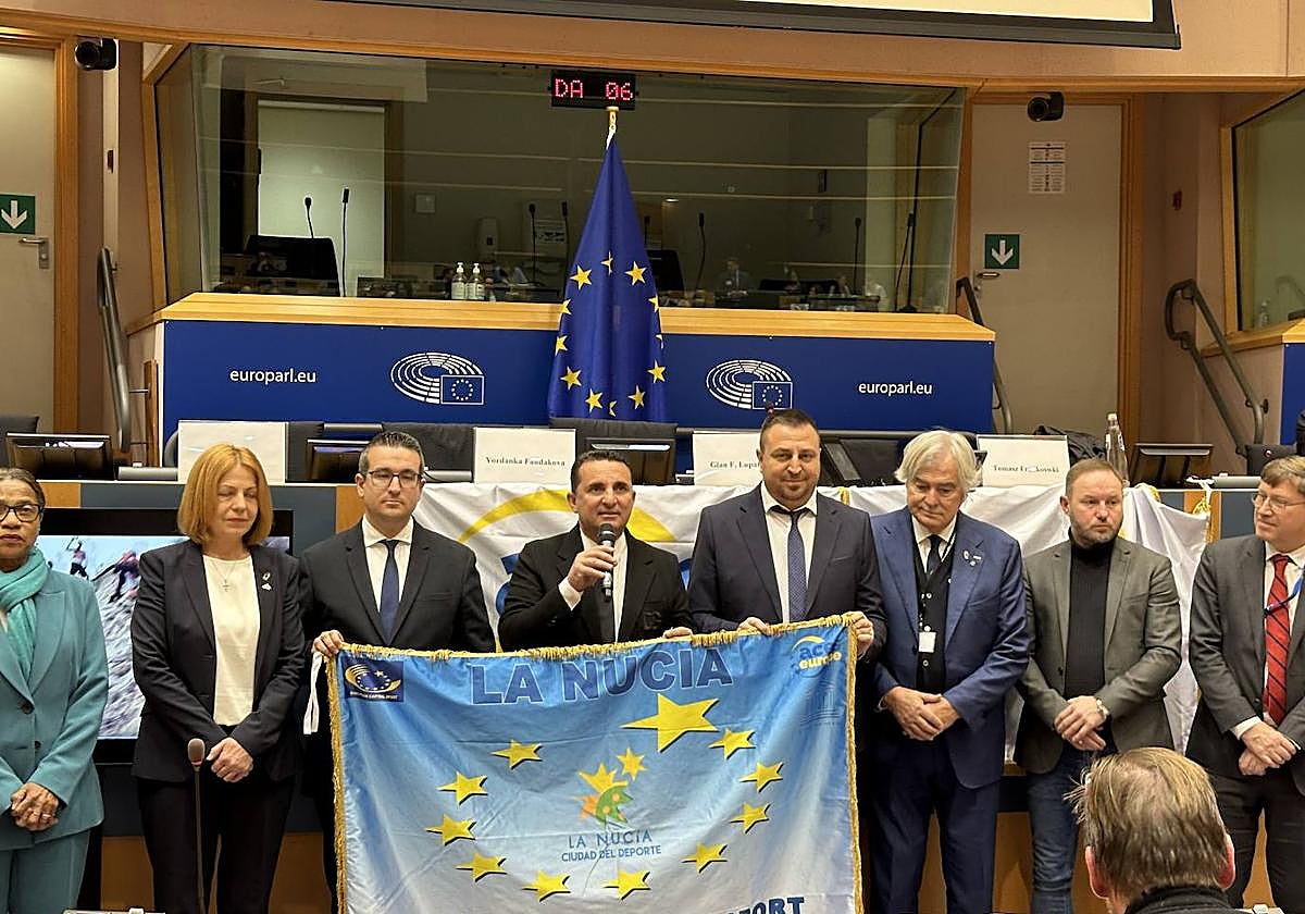 El alcalde Bernbé Cano ha recogido la bandera que reconoce el premio europeo de La Nucía.