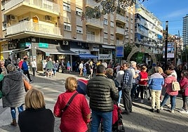 Imagen de la cola formada este mismo jueves en la administración número 4 de Benidorm