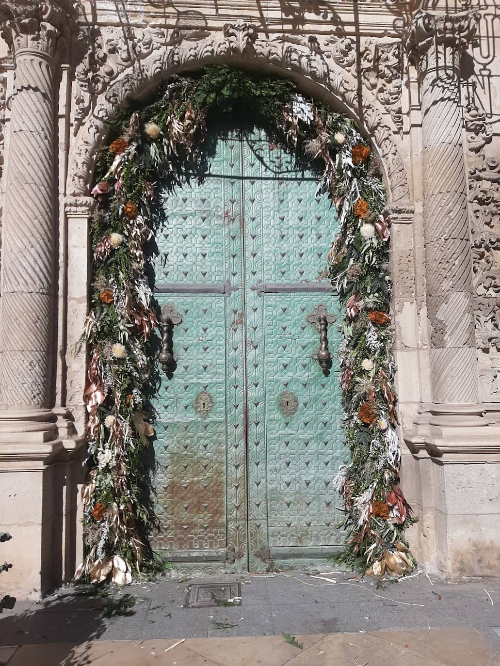 Alicante se tapiza de flores y adornos navideños