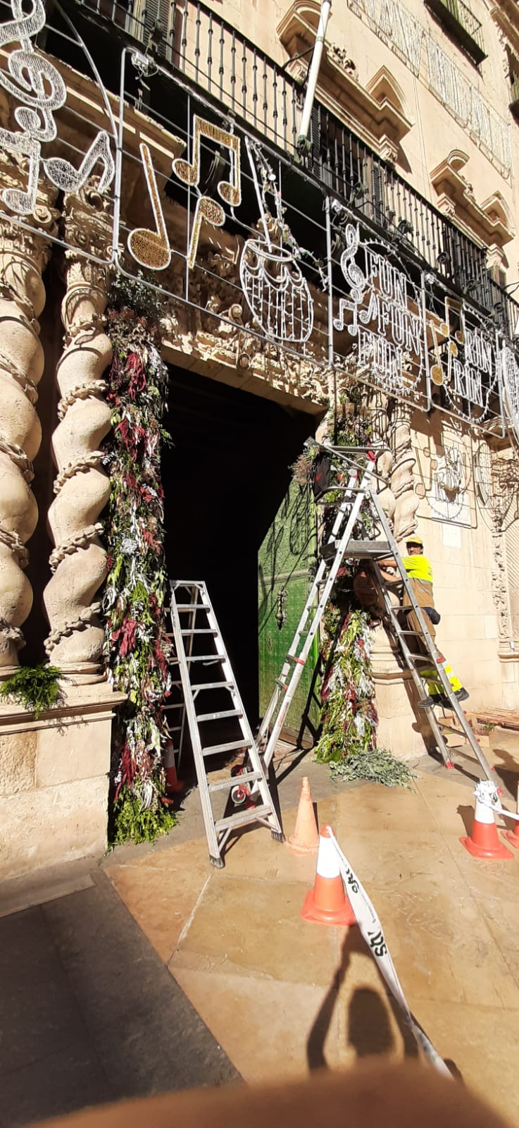 Alicante se tapiza de flores y adornos navideños