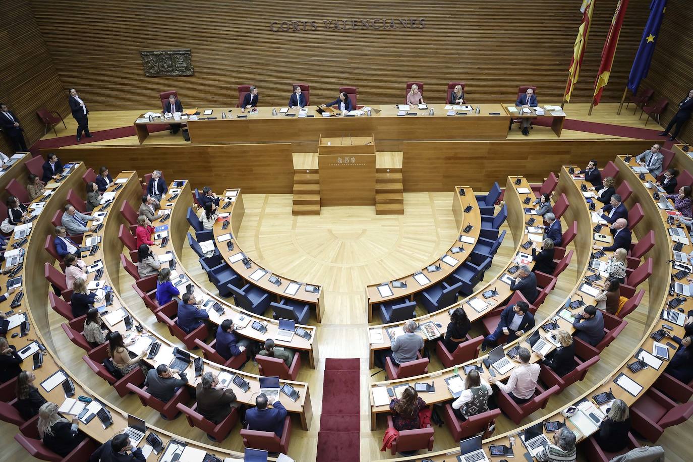Imagen de un pleno de Les Corts del mes pasado.
