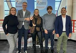 La consellera Nuria Montes, en el centro, junto con representantes de los sectores turísticos que se han desplazado a Birmingham.